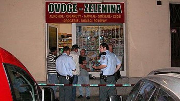 Policie dopadla muže, kteří stříleli na prodavače v pražské večerce