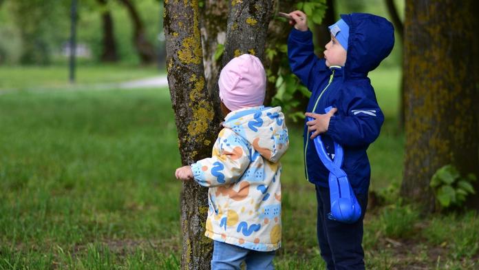 U silnice našli dvě opuštěné malé děti. Úřady rozplétají neuvěřitelný příběh