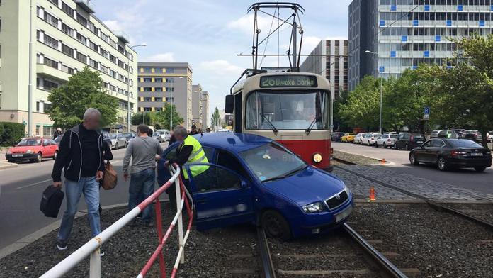 Řidič vjel tramvaji pod kola, skončil v nemocnici. FOTKY