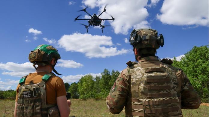 Ukrajina přenesla válku do Ruska. Útoky dronů mají dopad na logistiku i energetiku