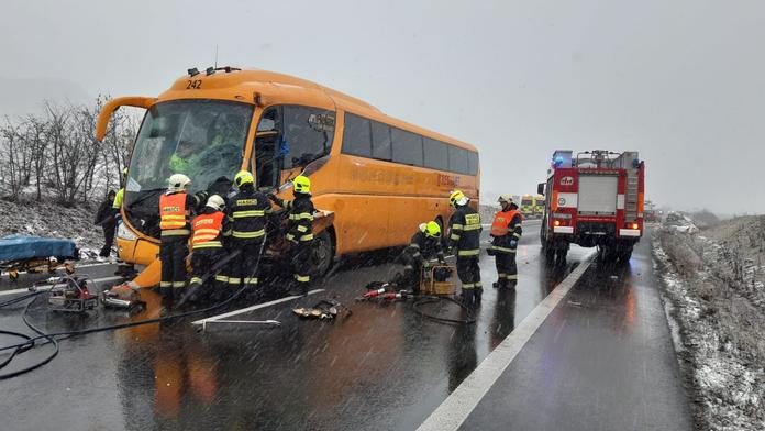 Na Lounsku se srazil autobus s autem. Jeden člověk nehodu nepřežil