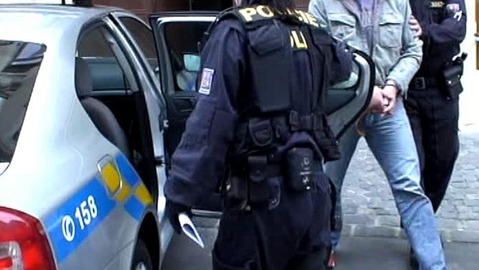 Policisté v Plzni dopadli lupiče se samopalem z Prahy!