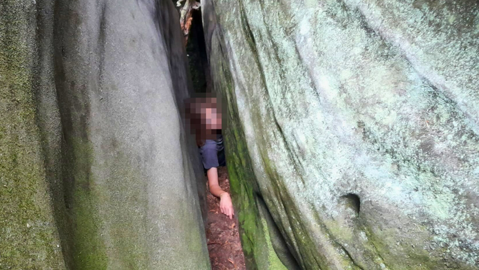 Chlapec se zasekl ve skalní průrvě. Zraněné dítě vyprošťovali lezci