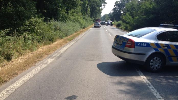 Motorkář škrtl při honičce o policejní zátaras a vyletěl ze silnice. Policisté rozbili dvě auta