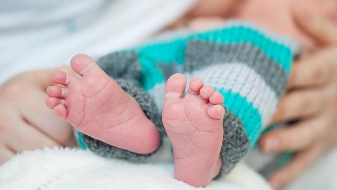 Lékaři zachránili předčasně narozené dítě. Matka ho zabila