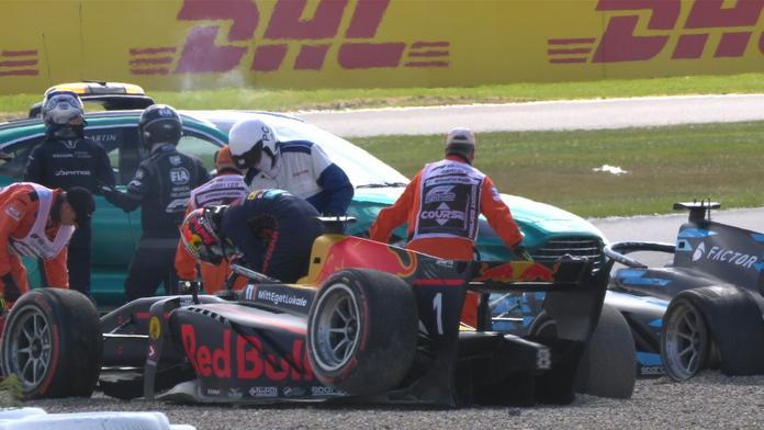 Šílená nehoda ve formuli 2. Pilota zachránil dříve nenáviděný prvek