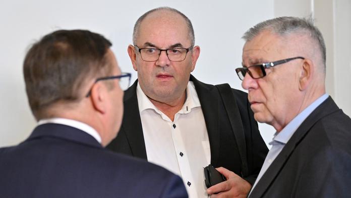 Bývalý předseda FAČR Miroslav Pelta (uprostřed) u soudu