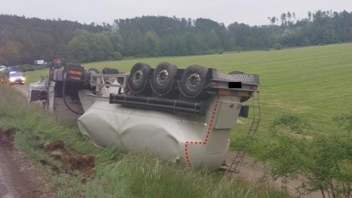 Na Třebíčsku se převrátil náklaďák na střechu. Řidič skončil v nemocnici