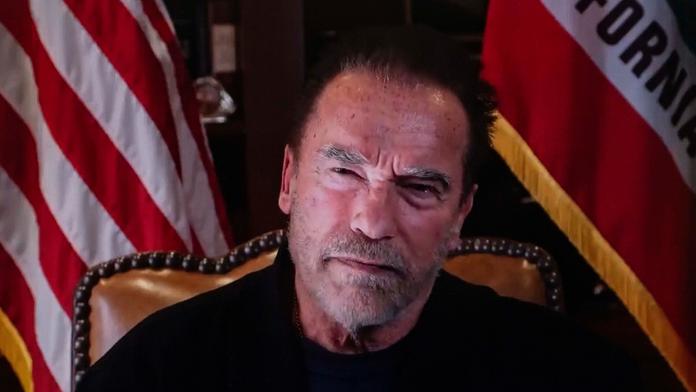Trump je nejhorším prezidentem USA, vzkázal Schwarzenegger. V ruce držel meč