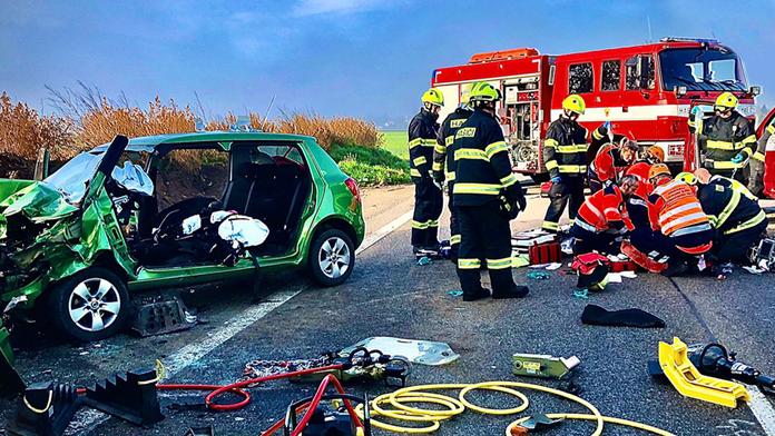 Náklaďák u Bezna pravděpodobně nedal přednost. Řidička osobáku bojuje o život