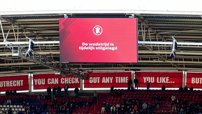 Fanoušci Ajaxu dvakrát přerušili utkání vhozením kelímků na hrací plochu