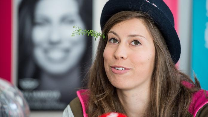 Snowboardistka Samková se nestydí! Na vrcholu shodila svršky