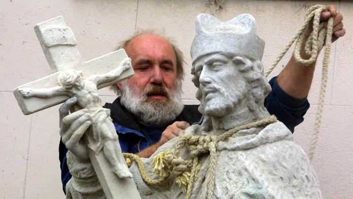 Sochař Ivan Tlášek instaluje opravenou sochu sv. Jana Nepomuckého na českobudějovickém Senovážném náměstí. (29. 11. 2004)