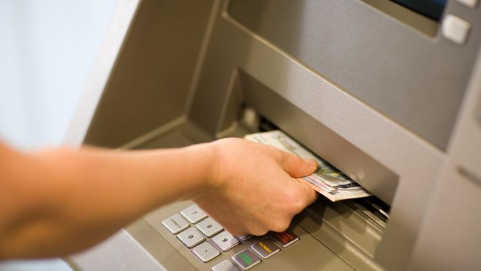 Muž našel v pardubickém bankomatu peníze. Poctivě je předal strážníkům