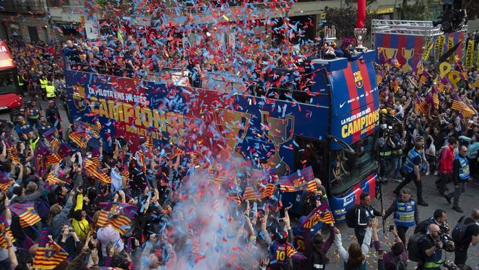 Tisíce lidí, alkohol a bujaré oslavy: Takhle slavila Barcelona titul!