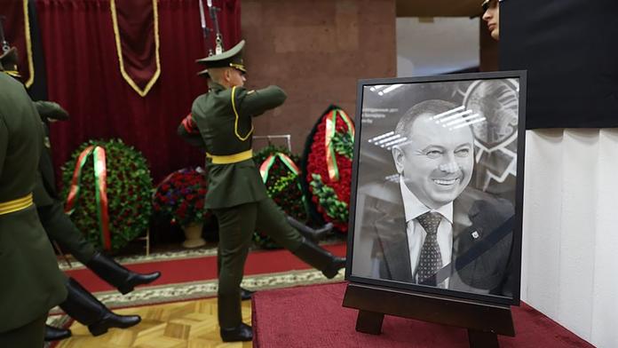 Bělorusko se rozloučilo se svým nejvyšším diplomatem, na pohřeb přišel i prezident Lukašenko