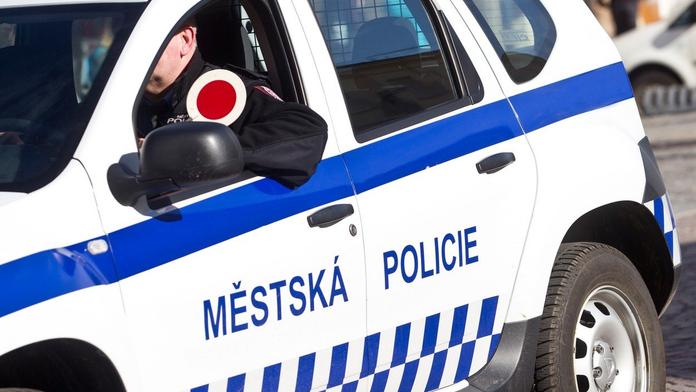 Diabetika (72) napadli v Kauflandu. Lidé se pustili do strážníků