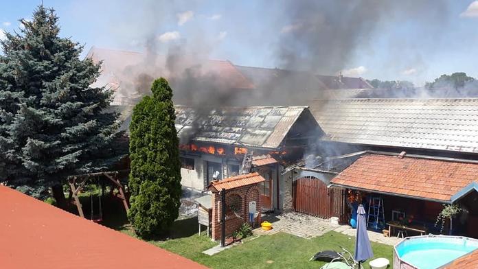 Devět jednotek hasičů krotilo požár na Prostějovsku, škoda je přes milion