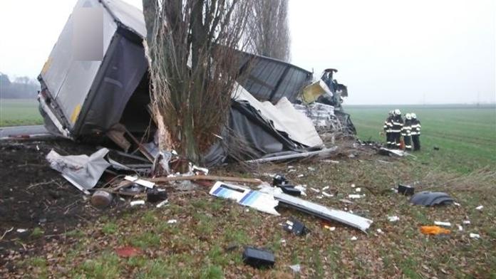 Tragická nehoda: Kamion se převrátil na auto! Řidič zemřel