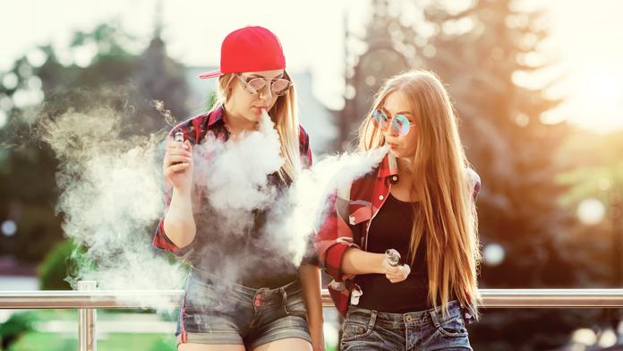 Mládež a kouření: O cigarety nestojí, elektronické mylně považují za zdravé