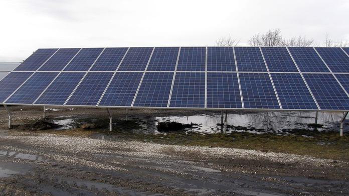 Zloděj ukradl sluneční panely z elektrárny