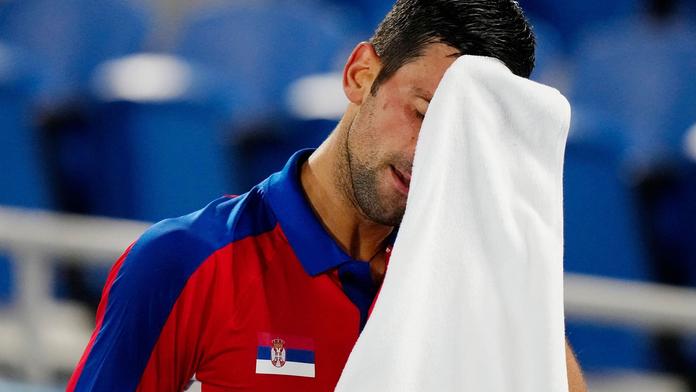 Výjimka nestačí. Australané chtějí Djokoviče poslat prvním letadlem zpátky