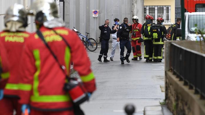 V Paříži útočili teroristé, tvrdí ministr. Policie už zadržela sedm lidí