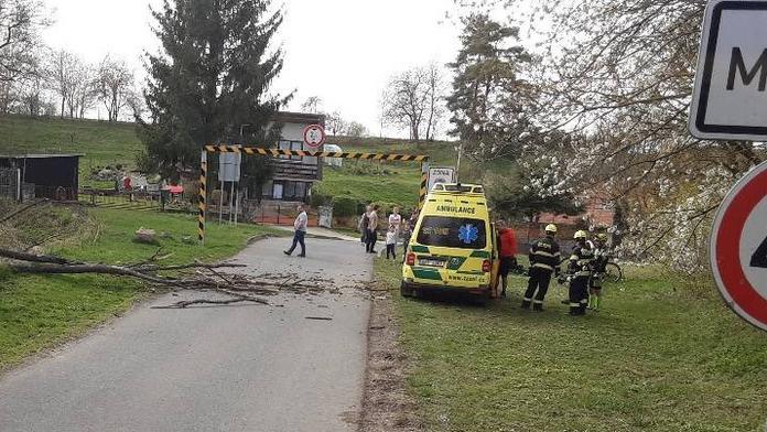 Hasiči zasahují kvůli silnému větru