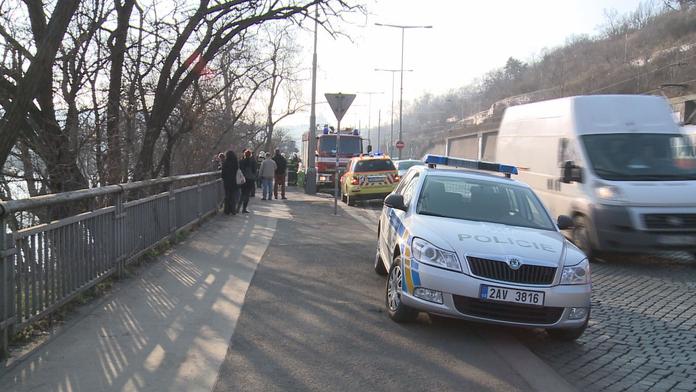 Evakuace a uzavřené nábřeží: Rybáři vytáhli z Vltavy granát!