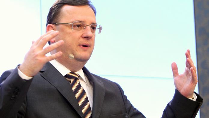 Požádat teď o důvěru je pro premiéra risk. Měl by to ale udělat, míní odborníci