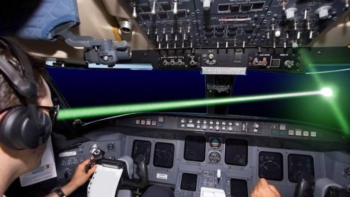 Pilotovi boeingu pustili do očí laser! Liberecká policie hledá viníka