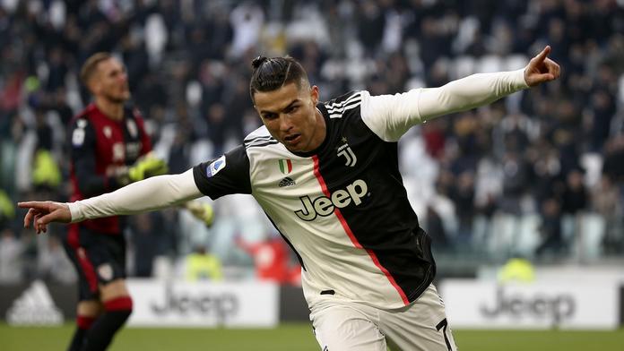 Cristiano Ronaldo přiletěl zpátky do Turína! Teď musí do karantény