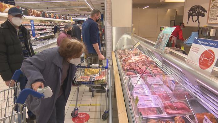 První supermarket bude mít odlišné ceny pro různě staré lidi