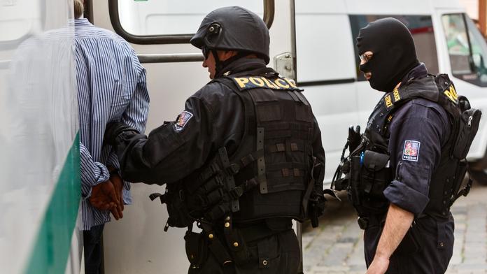 Policie odhalila krácení daní. 18 lidí připravilo stát o 1,4 miliardy
