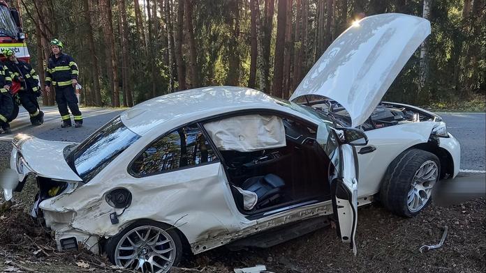Vážná nehoda na Královéhradecku. Oba pasažéři skončili v péči lékařů