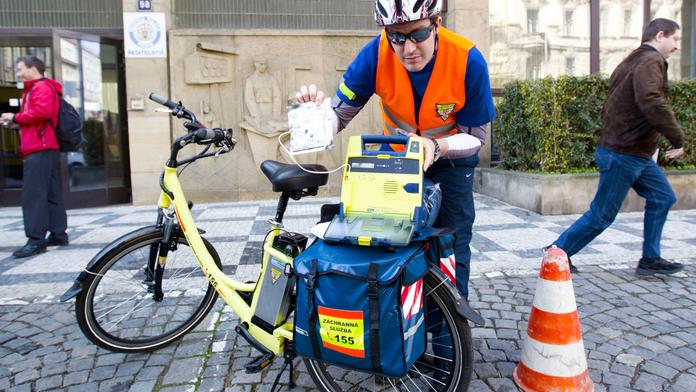 Pražští záchranáři budou jezdit na elektrokolech. Mají na nich i defibrilátory. GALERIE