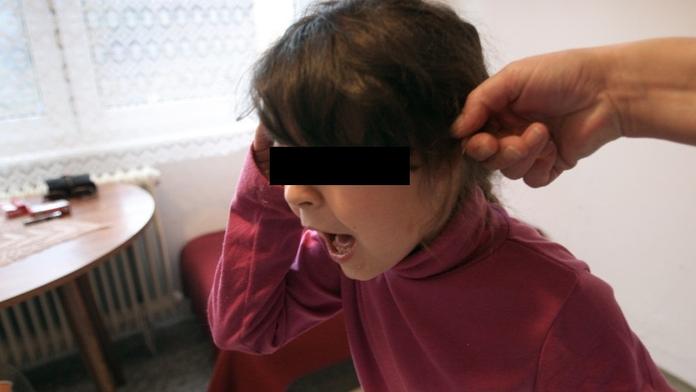 KRUTÉ TÝRÁNÍ V PRAZE: Matka devítileté dceři lámala i prsty!