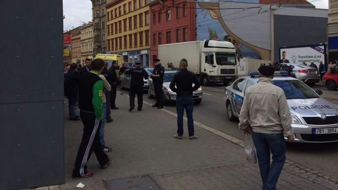 INCIDENT V BRNĚ: Známý mu lopatou ničil auto, tak ho sekl mečem!