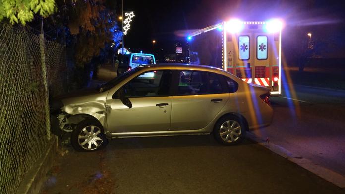 Opilá řidička narazila do lampy a plotu, nadýchala 2,5 promile
