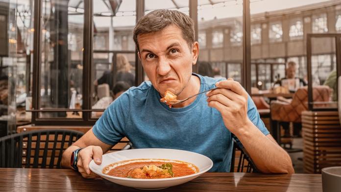 Ceny potravin klesají, restaurace zdražují. Češi si stále musejí odpírat