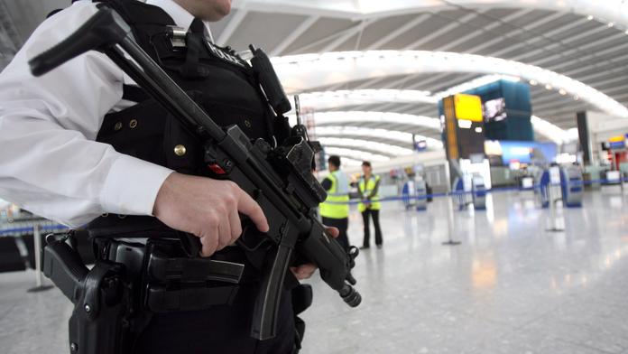 U nás ho napadli neonacisti, v Británii je ctěným policistou