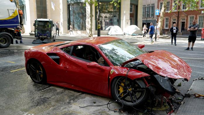 Brankář reprezentace poslal Ferrari do myčky, pracovníci auto zničili