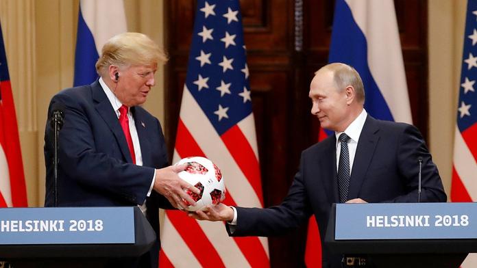 Míč, který dal Putin Trumpovi, možná skrývá bezdrátový vysílač!
