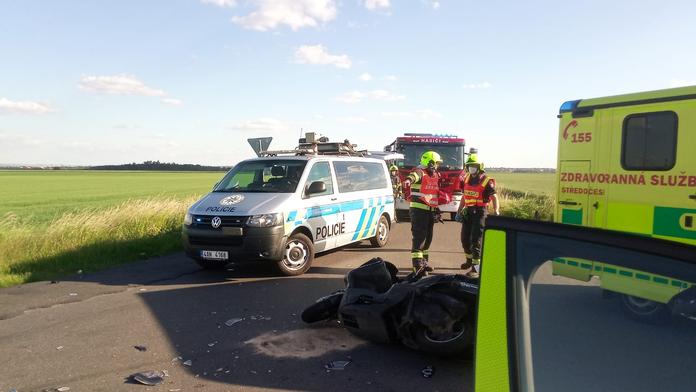 Smrtelná nehoda u Roztok! Motorkáře se oživit nepodařilo