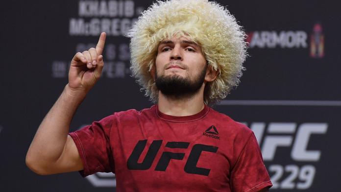 Takhle Khabib oslavil životní zápas: Nealko, pizza a kamarádi
