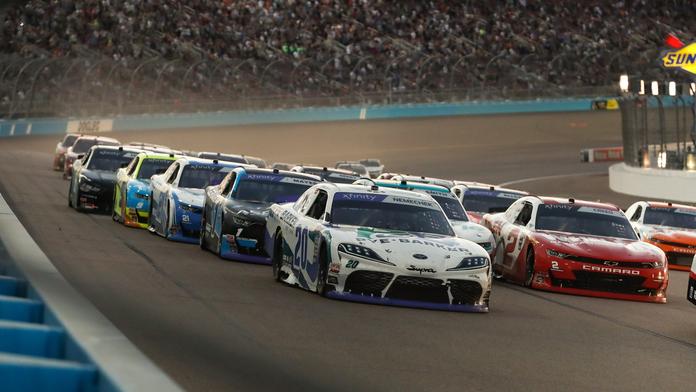 Poslední závod sezony. V sérii NASCAR bude korunován letošní král