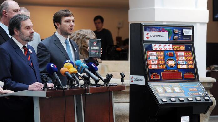 Poslanci představili kalouskomat a předhodili vládu policii