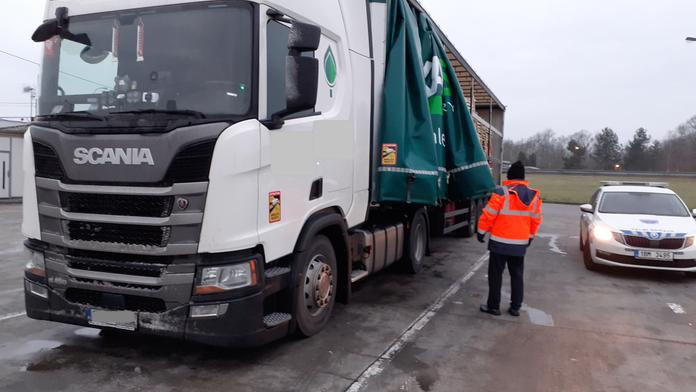 Celníci na Břeclavsku našli v kamionu čtyři migranty. Seděli mezi sloupky