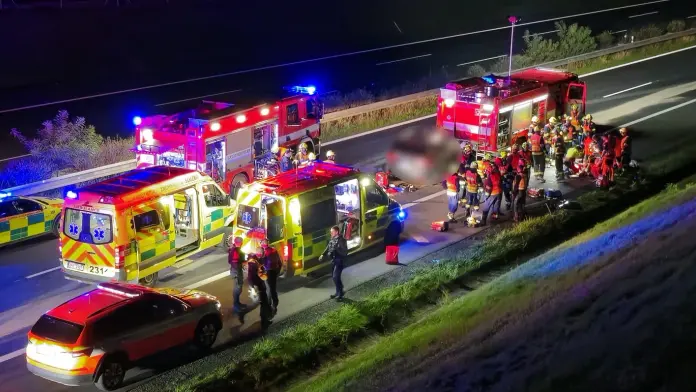 Osobní auto narazilo na D5 do cisterny hasičů. Řidič zemřel, spolujezdec je v kritickém stavu