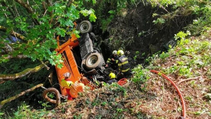 Řidiče na Klatovsku zavalilo vlastní auto! Na pomoc museli povolat jeřáb